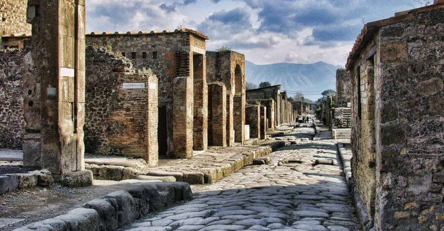 Pompeii: Day Tour of Pompeii and Vesuvius with Bus Transfer - Two hours inside Pompeii with a live guide