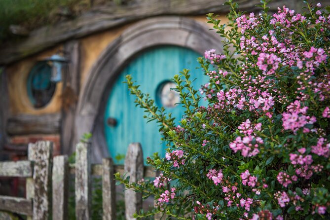 Private 2 Day Tour: Hobbiton, Waitomo, Rotorua Geothermal & Hamilton Gardens - A fast way to see the central North Island