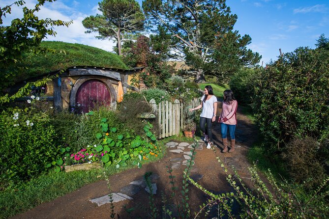 Private 2 Day Tour: Hobbiton, Waitomo, Rotorua Geothermal & Hamilton Gardens - What the private transport adds