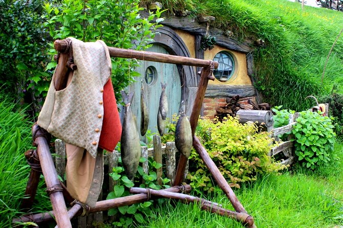 Private 2 Day Tour: Hobbiton, Waitomo, Rotorua Geothermal & Hamilton Gardens - Te Puia: geysers, mud pools and Māori arts