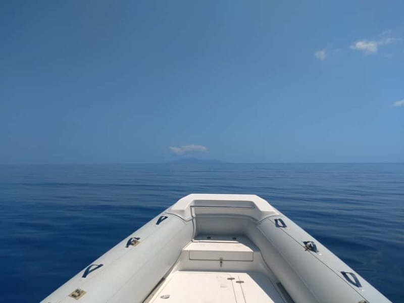 Private, fully customizable cruise in Santorini's caldera - Boarding the 8-Meter RIB