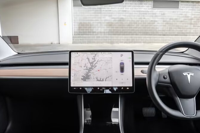 Private Tesla Transfer: Auckland, Tauranga, Rotorua, Taupo - Auckland to Hamilton: a practical city connection