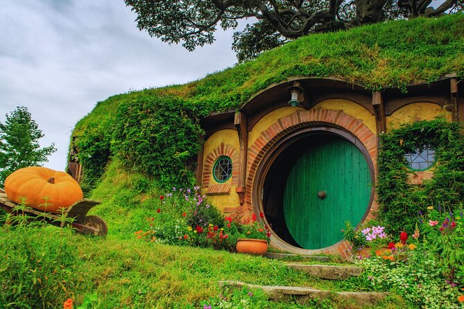 Private Tour: Hobbiton Movie Set, Rotorua Mud Pool & Treewalk - Hobbiton Movie Set: the Shire brought to life