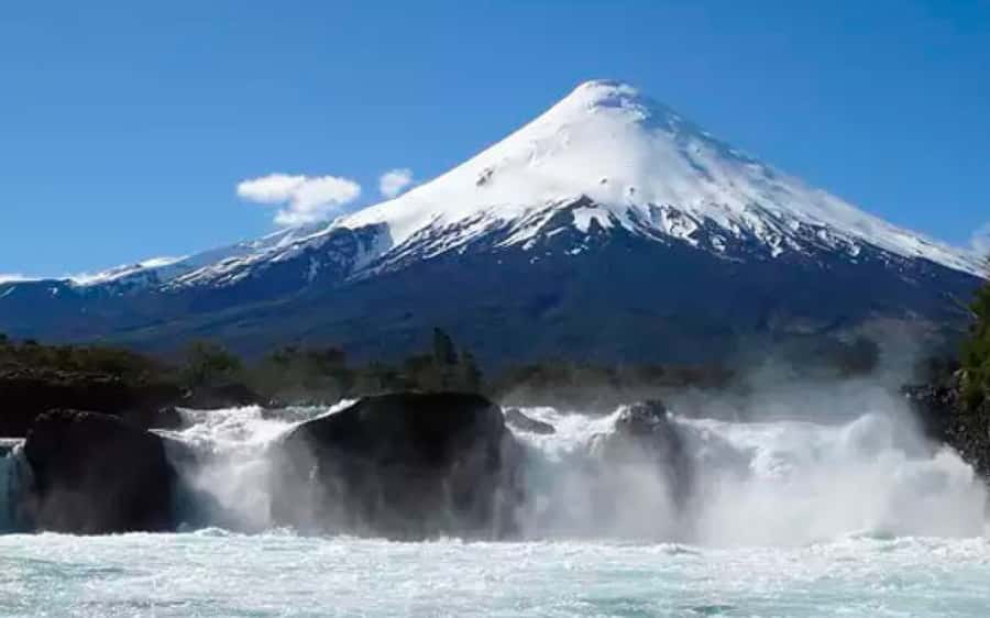 Puerto Varas: Osorno Volcano Day Trip by Air-conditioned Van - Reaching the Osorno Volcano Ski and Mountain Center