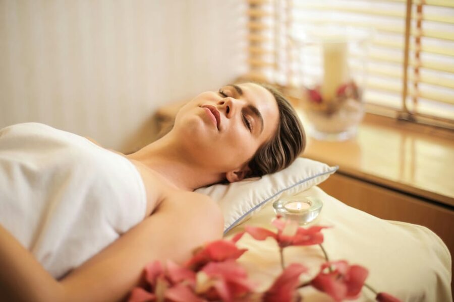 Relaxing massage with volcanic stones - A quiet hour inside Hotel Áncora
