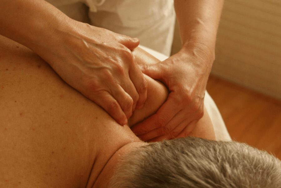 Relaxing massage with volcanic stones - How the one-hour treatment is arranged