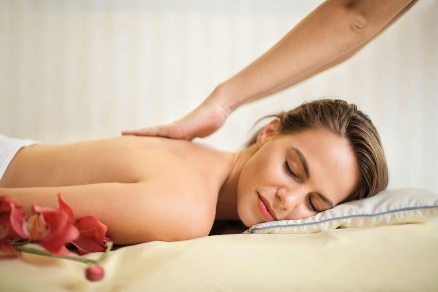 Relaxing massage with volcanic stones - What happens from reception to massage room