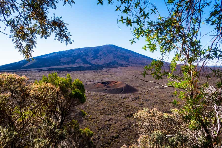 Réunion: Piton de la Fournaise Guided Volcano Hike - Starting at Pas de Bellecombe with the volcano in view
