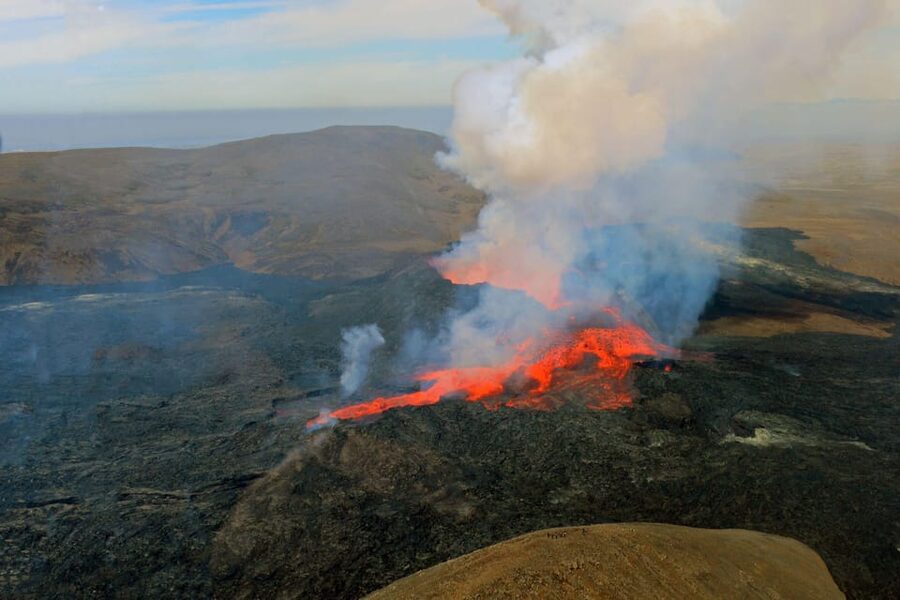 Reykjavik: 45-Minute Volcano Sightseeing Helicopter Tour - The pilot’s role and the small-group setting