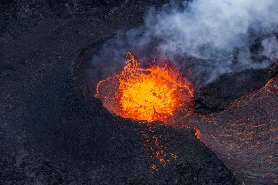 Reykjavik: 45-Minute Volcano Sightseeing Helicopter Tour - Returning past Bessastaðir
