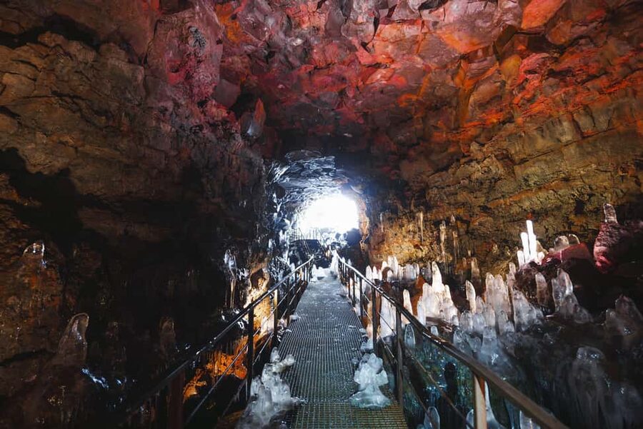 Reykjavik: Evening Lava Tunnel and Northern Lights Hunt - A minibus search for the Northern Lights