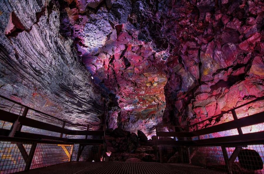Reykjavik: Evening Lava Tunnel and Northern Lights Hunt - Aurora photographs are a useful extra