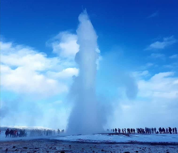 Reykjavík: Golden Circle, 2 Geysers & Geothermal Bakery Tour - What the bus, guide, and group size mean