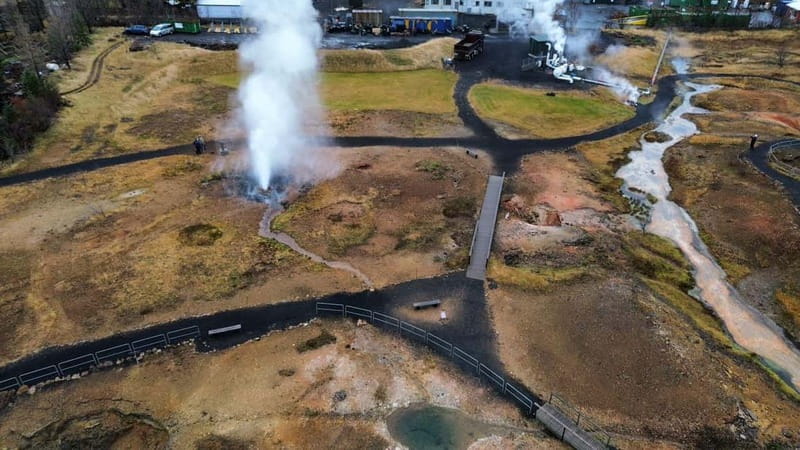 Reykjavík: Golden Circle, 2 Geysers & Geothermal Bakery Tour - Kerið Crater and Iceland’s volcanic past
