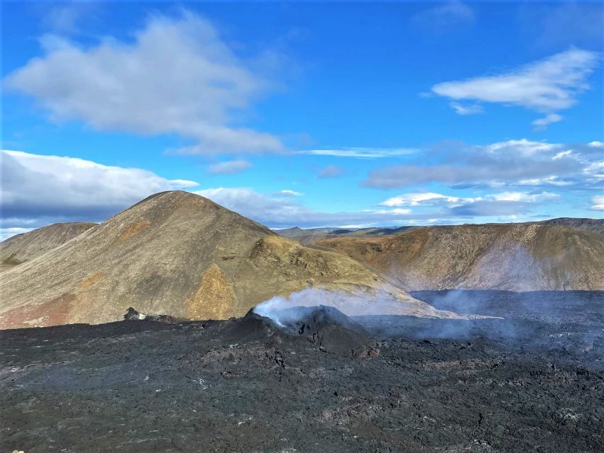 Reykjavík: Volcano Eruption Site and Reykjanes Hiking Tour - The long walk toward Geldingadalur and Litli-Hrutur
