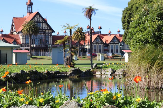 Rotorua Duck Boat Guided City and Lakes Tour - The central Rotorua drive sets the scene