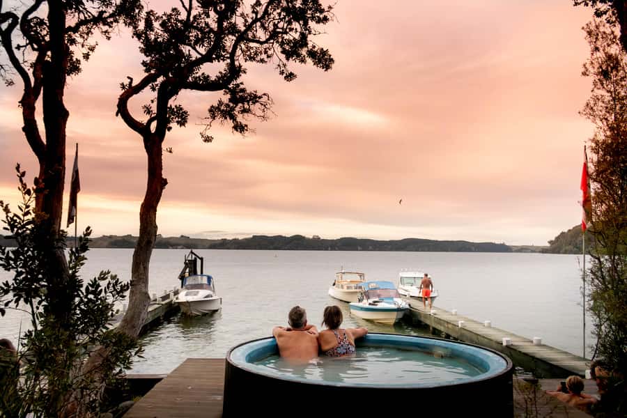 Rotorua: Evening Starlight Gourmet Kayak Tour with dinner - A small glowworm cave with Māori storytelling