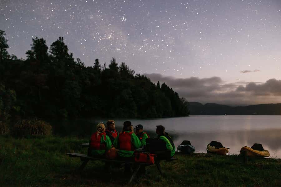 Rotorua: Glow Worm Adventure Kayak - Stargazing on the paddle back