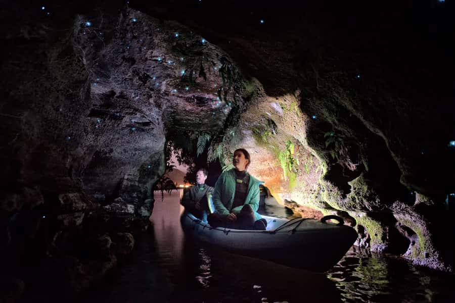 Rotorua: Glow Worm Kayak Tour - From Rotorua’s iSite to the lake shore