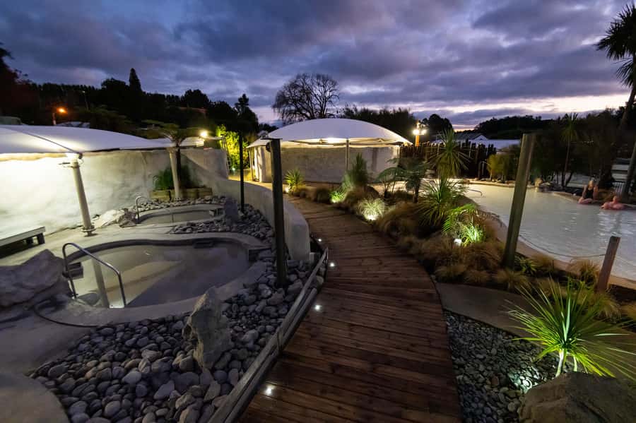 Rotorua: Hells Gate Outdoor Mud Bath & Spa Experience - Rinsing off before the sulphur pools