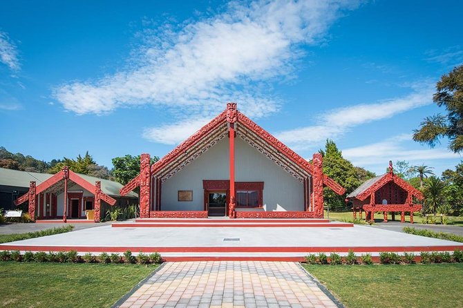 Rotorua Highlights Tour inc. Te Puia Tour, Lunch & Cultural Show - A short look at Rotorua city