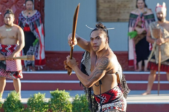 Rotorua Highlights Tour inc. Te Puia Tour, Lunch & Cultural Show - Waikato countryside and the stop at Tirau