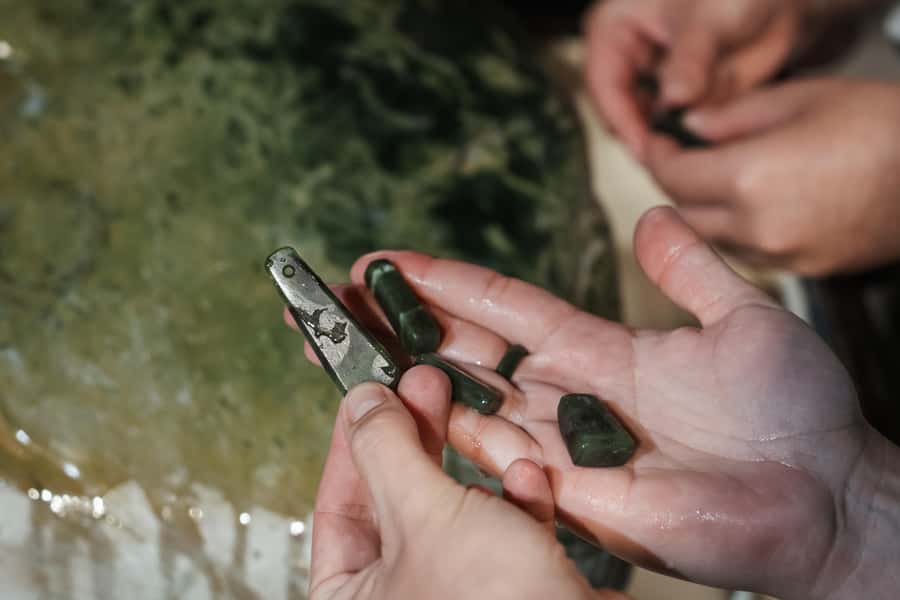 Rotorua: Jade Carving Experience at a Local Studio - Meeting the artists behind the craft