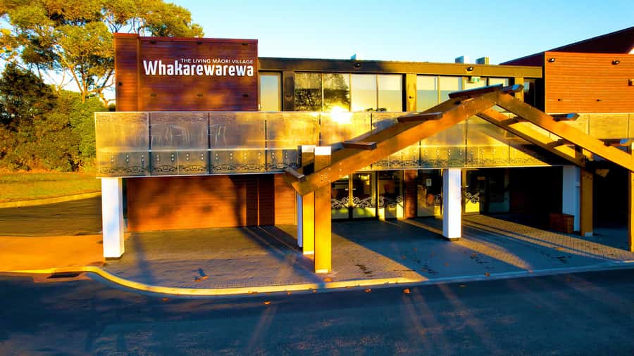 Rotorua: Whakarewarewa Village Guided Tour - Why Whakarewarewa feels different from a standard geothermal park