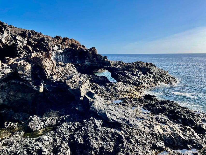 Route guided on the volcanic coast of Lanzarote. - Why this northern Lanzarote walk feels different