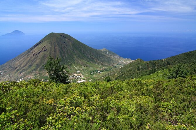Salina Panarea Stromboli by night - Language and organization