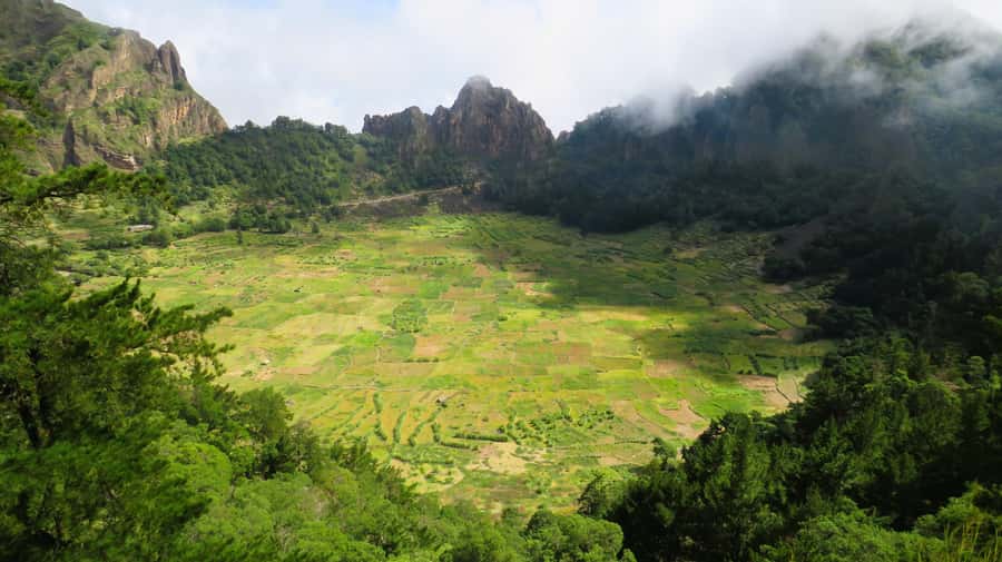 Santo Antão: Hiking Cova Volcano Crater to Ribeira Paúl - The crater views and the first steep sections