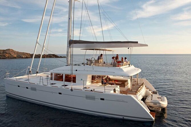 Santorini Catamaran Cruise with Greek Meal, Open-Bar and Sunset - The cruise in six useful points