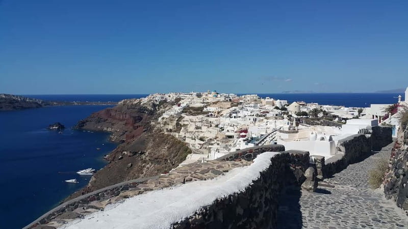 Santorini: Fira to Oia Caldera Hike with Guide - Arriving in Oia with time left in the day