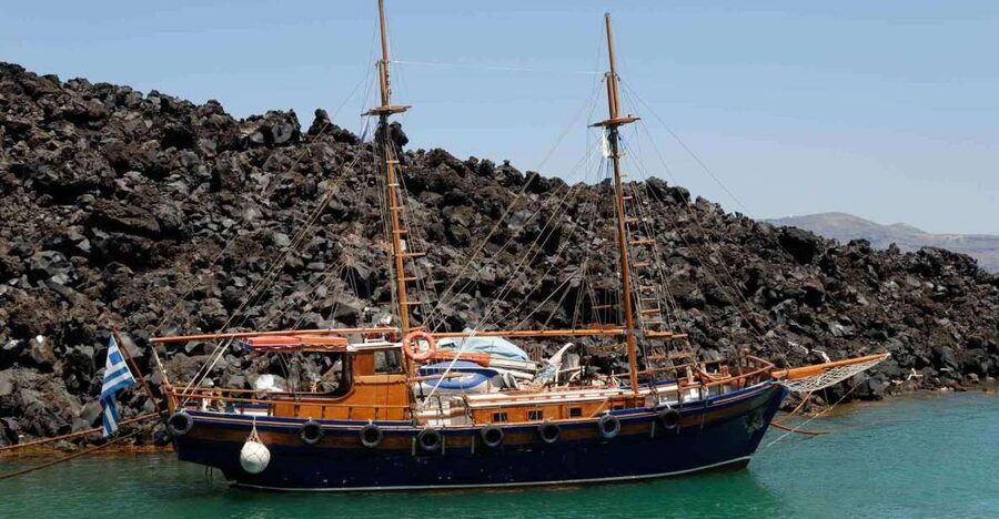 Santorini: Thirassia Islands and Volcano Guided Cruise - Getting to Athinios Port