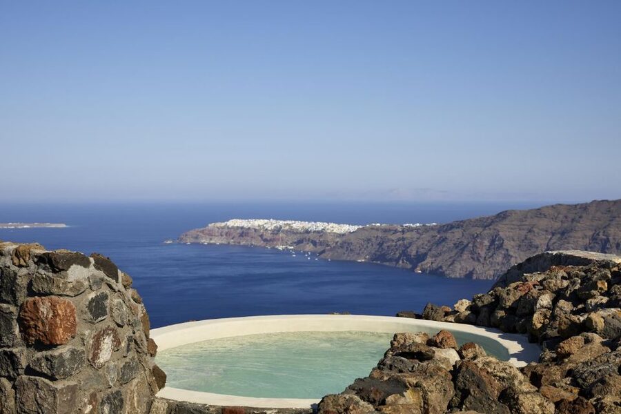 Santorini: Volcanic Hot-Tub Experience with Caldera Views - The price: romantic value or expensive photo opportunity?