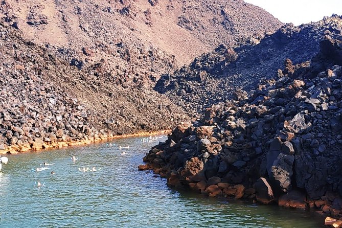 Santorini Volcanic Islands Cruise: Volcano, Hot Springs and Thirassia - What the wooden caïque adds to the day