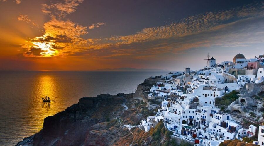 Santorini: Volcanic Sunset Cruise with Dinner - Watching the sunset from the caldera