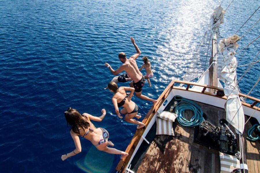 Santorini: Volcanic Sunset Cruise with Dinner - Practical details that affect your comfort
