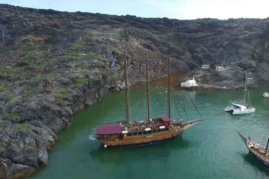 Santorini: Volcanic Sunset Cruise with Dinner - Choosing between the volcano and Thirassia routes