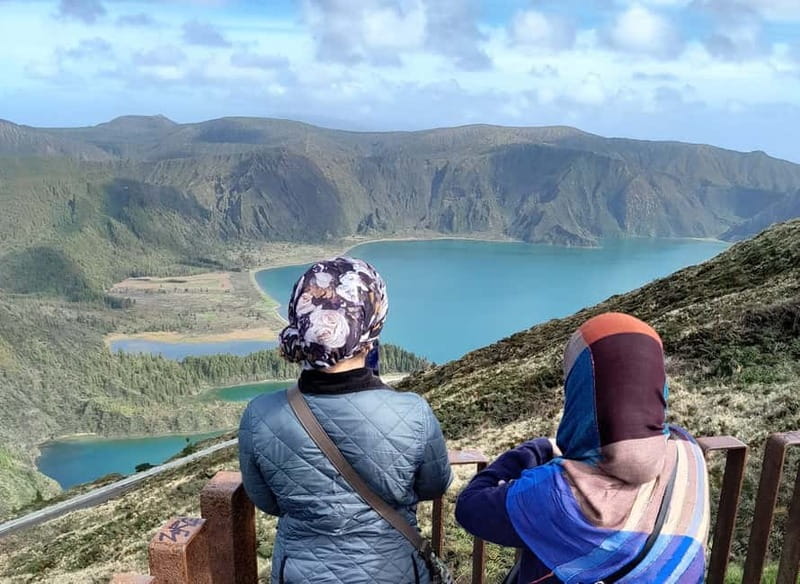 Sete Cidades & Lagoa do Fogo: Crater Lakes Adventure Tour - The pineapple stop adds a farming detail