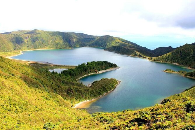 Sete Cidades / Lagoa do Fogo - Full Day Tour - Vista do Rei and the green and blue lakes