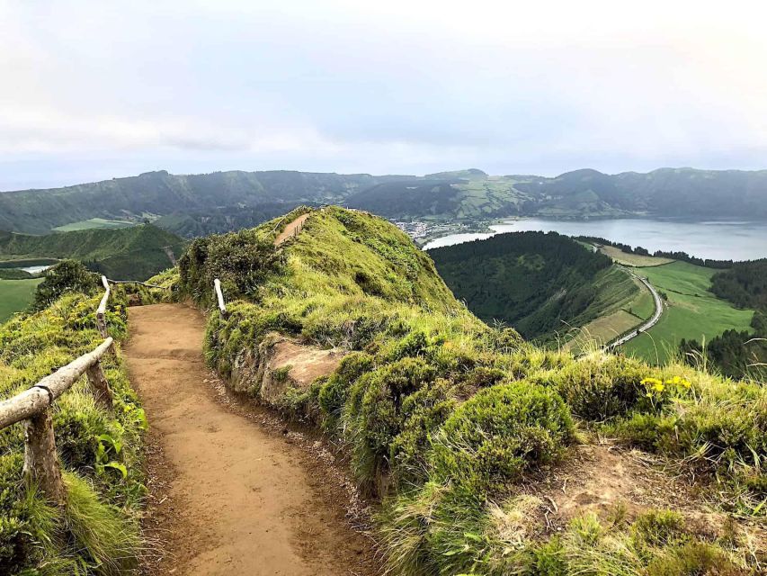Seven Citys Tour: Sete Cidades Crater Lake Shore Excursion - Pico do Carvão and the climb into the hills