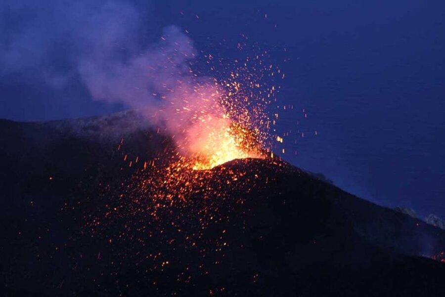 Sunset Trekking on vulcano Stromboli - What the guide adds to the experience