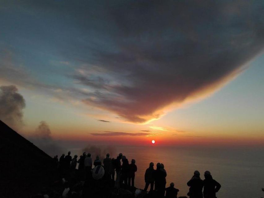 Sunset Trekking on vulcano Stromboli - Starting in the village and finding the old cemetery