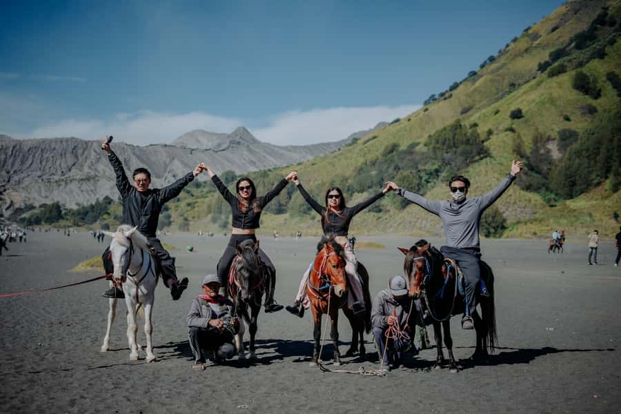 Surabaya: Budget Friendly Private Bromo Sunrise Tour - Pura Luhur Poten and the breakfast break