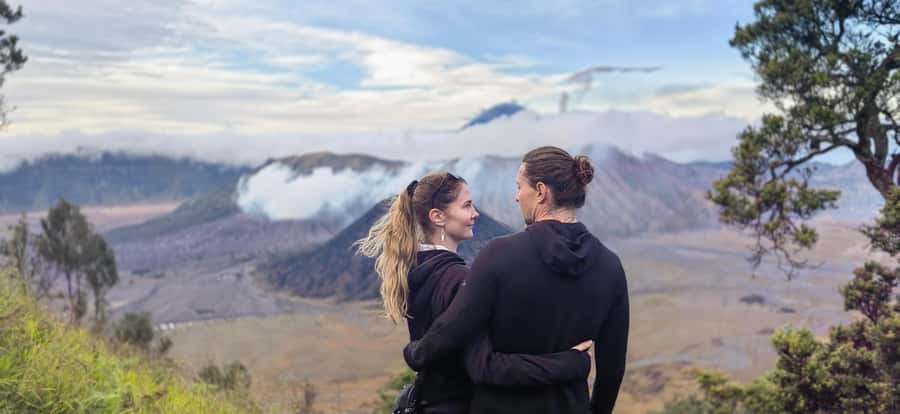 Surabaya: Budget Friendly Private Bromo Sunrise Tour - Waiting for sunrise at King Kong Hill