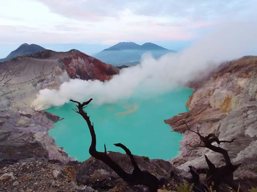 Surabaya/Malang: 3-Day Tumpak Sewu Bromo Ijen Volcano Tour - Ijen after midnight: blue flames and sulfur air
