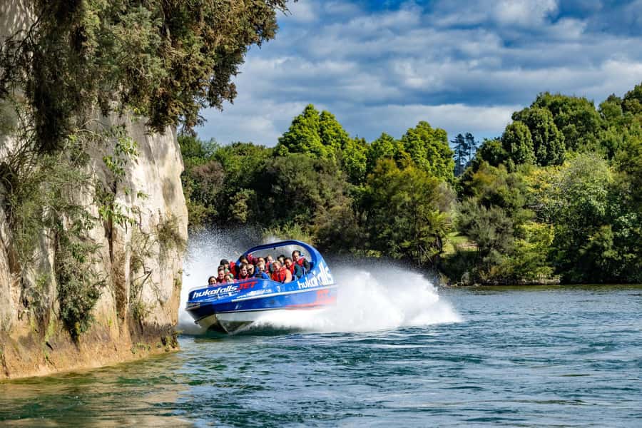 Taupō: Huka Falls 30-Minute Jet Boat Experience - Why Huka Falls looks different from the river