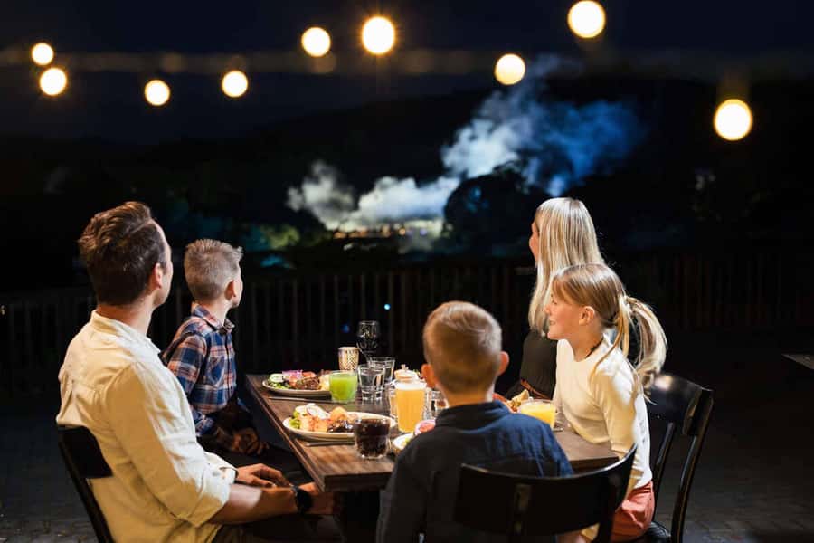 Te Puia: Te Pō Indigenous Combo - Tour, Dinner + Haka - Hot chocolate beside the geyser