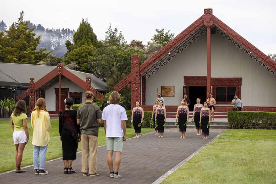 Te Puia: Te Pō Indigenous Evening Experience - Haka + Dinner - Walking to Pōhutu Geyser after dark